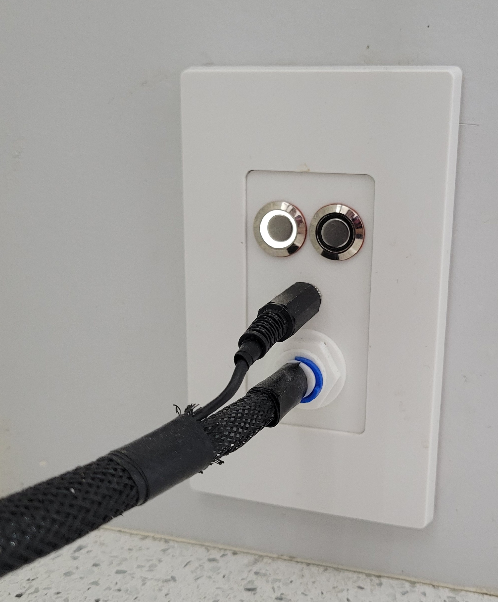 The main interface. Power on the top left, main button on the top right, the float connector, and the water connector.